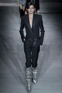 Detail Boots Syahrini Seharga Rp 135 Juta yang Belinya Harus Waiting List