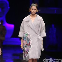 Koleksi terbaru Mel Ahyar yang bertajuk Methapor di LAKME Trend Gala, Ballroom Rizt Calton Pasific Place, Jakarta. Rabu, 18/10/2017. [Foto: Mohammad Abduh/Wolipop]