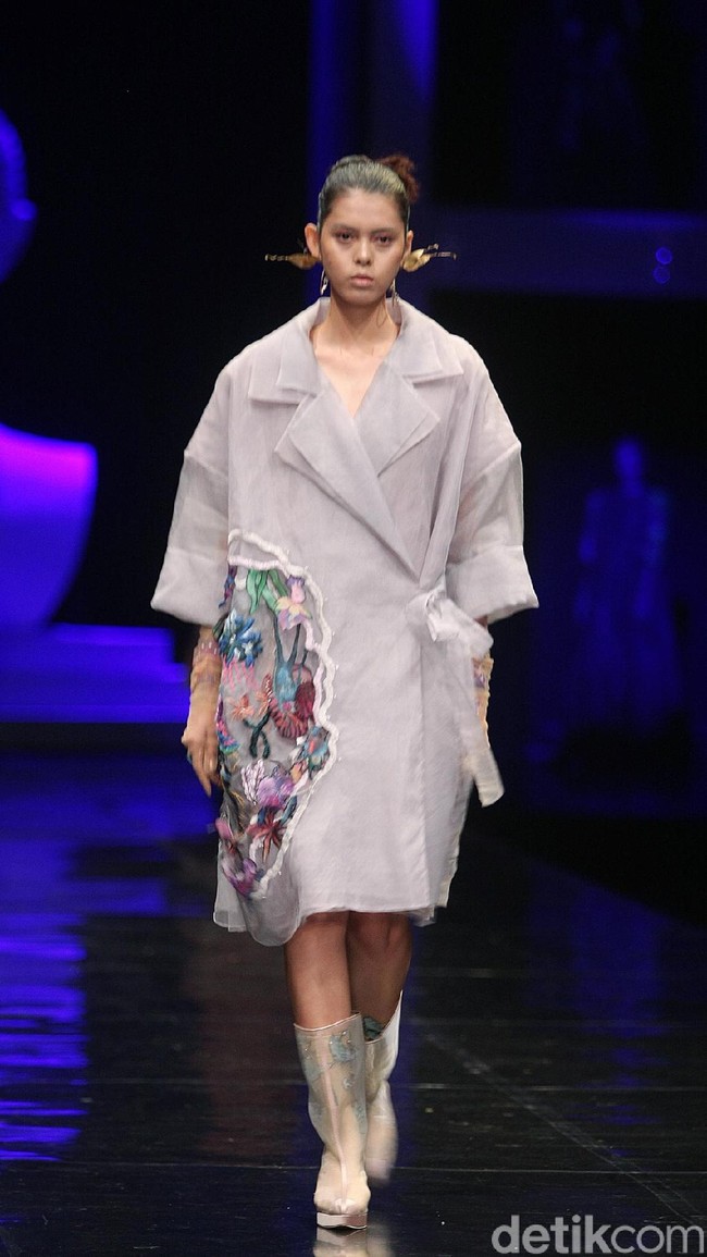Koleksi terbaru Mel Ahyar yang bertajuk Methapor di LAKME Trend Gala, Ballroom Rizt Calton Pasific Place, Jakarta. Rabu, 18/10/2017. [Foto: Mohammad Abduh/Wolipop]