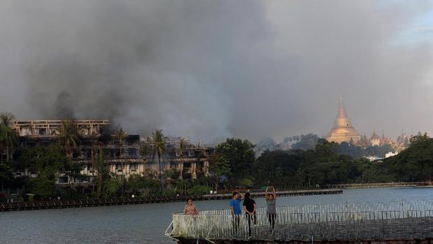 Kebakaran di Kandawgyi Palace Hotel terlihat dari seberang danau