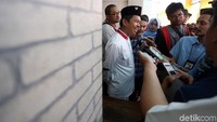 Poros Baru tersebut merupakan koalisi Partai Demokrat, Partai Gerindra, Partai Amanat Nasional (PAN), dan Partai Persatuan Pembangunan (PPP).