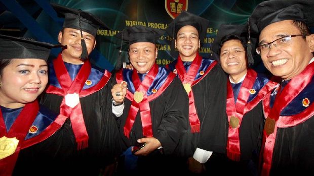Bripka Pol Ledus, Mantan Satpam yang Raih Gelar Master Hukum
