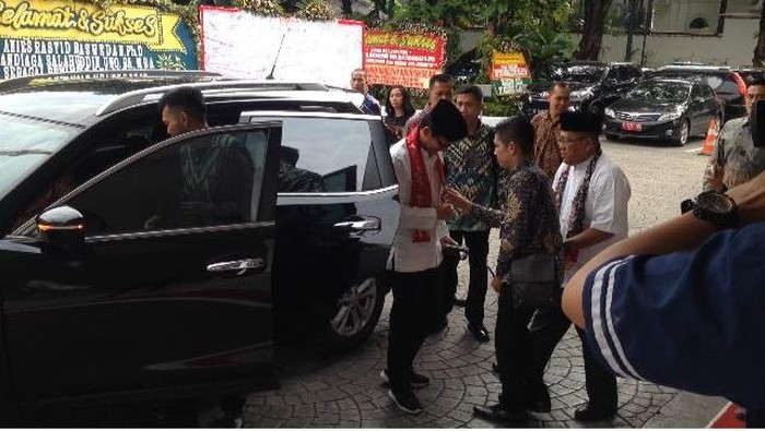 Sandiaga Masih Pakai Sepatu Kets Ngantor di Balai Kota