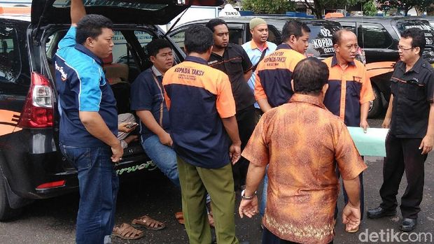 sopir taksi Purworejo demo