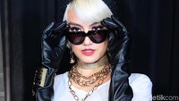 Agnez Mo tampil semakin menawan dan keren saat hadir di sebuah acara di Ritz Carlton Jakarta. Sebelumnya ia dipuji oleh Vogue dalam sebuah artikel.  Foto: Ismail/detikHOT