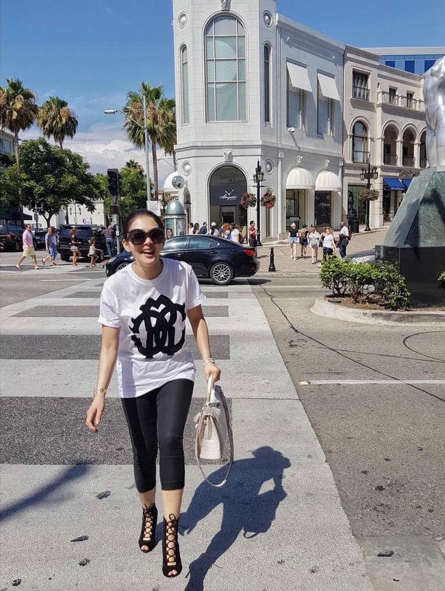 Gianvito Rossi Black Rebecca Lace Ankle Boots, Rp 10,4 juta. Foto:Instagram