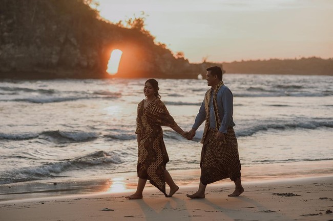 Jelang menikah, putri Presiden RI Joko Widodo ini mem-posting foto prewedding romantis. Pemotretan dilakukan di Nusa Penida, Bali, dengan latar belakang pantai dan sunset yang cantik. Foto: Instagram