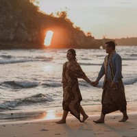 Jelang menikah, putri Presiden RI Joko Widodo ini mem-posting foto prewedding romantis. Pemotretan dilakukan di Nusa Penida, Bali, dengan latar belakang pantai dan sunset yang cantik. Foto: Instagram