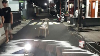 Karena ini digambar di jalanan utama, kita ambil waktu malam hingga subuh, jadi tidak mengganggu warga berlalu-lalang. Jadi kadang kita lukis dari jam 9 malam sampai jam 3 pagi, tambah Alam yang juga merupakan driver transportasi online. (Foto: Dok. Muhammad Alam)