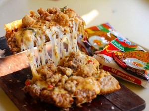 Uniknya Martabak dengan Topping Ayam Telur Asin yang Gurih