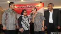 Ekonom Universitas Indonesia Rofikoh Rokhim, ekonom Faisal Basri, dan Wakil Dekan Bidang Keuangan, Aset dan Sumber Daya Manusia Fakultas Ekonomika dan Bisnis Universitas Gajah Mada Kusdhianto Setiawan menjadi pembicara dalam seminar tersebut.