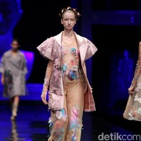 Koleksi terbaru Mel Ahyar yang bertajuk Methapor di LAKME Trend Gala, Ballroom Rizt Calton Pasific Place, Jakarta. Rabu, 18/10/2017. [Foto: Mohammad Abduh/Wolipop]