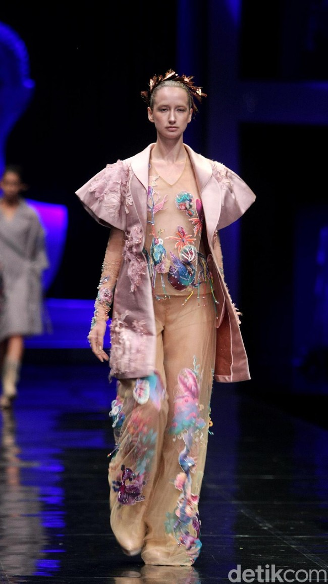 Koleksi terbaru Mel Ahyar yang bertajuk Methapor di LAKME Trend Gala, Ballroom Rizt Calton Pasific Place, Jakarta. Rabu, 18/10/2017. [Foto: Mohammad Abduh/Wolipop]