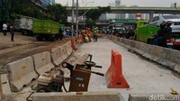 Untuk menghindari Jalan Mampang menuju Kuningan, para pengguna jalan rata-rata memilih jalur alternatif, seperti melewati Jalan Gatot Subroto, Tegal Parang, dan Mampang II.