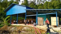 Memang sebelum dimanfaatkan secara swakelola, PLTD yang ada saat ini dikelola oleh Perusahaan Daerah dengan memanfaatkan subsidi. Namun karena kehabisan pasokan subsidi, Perusda tak sanggup lagi mengelola dan akhirnya diserahkan ke masyarakat setempat.