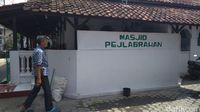 Masjid Pejlagrahan dibangun oleh Pangeran Cakrabuana yang dikenal juga sebagai Mbah Kuwu Sangkan atau Pangeran Walasungsang.