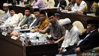 Perwakilan dari FPI, Munarman memberikan pemaparan di hadapan anggota Komisi II DPR.