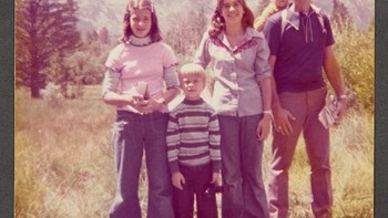 Melinda remaja bersama keluarganya. Dia lahir pada 15 Agustus 1964. Foto: Facebook