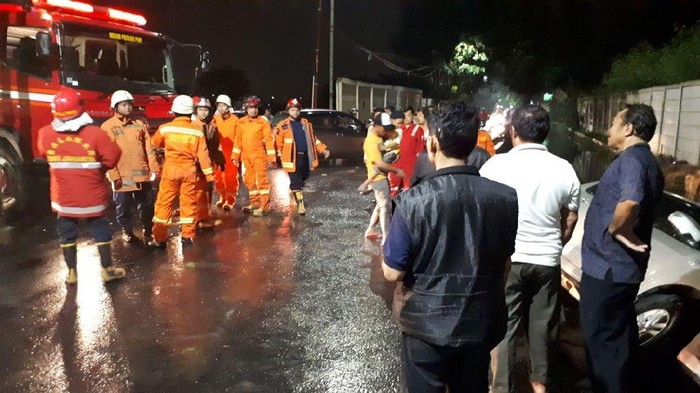 Hujan Deras, Mobil Terperosok ke Parit di Cakung Jaktim
