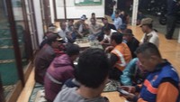 Tanggul jebol itu terletak di RT 11 RW 06. Warga memenuhi Masjid Al-Ridwan di RT 06 RW 09, yang posisinya berada di dataran tinggi.