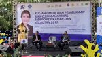 Jilbab Kuning Susi Saat Kuliah Umum di Aceh
