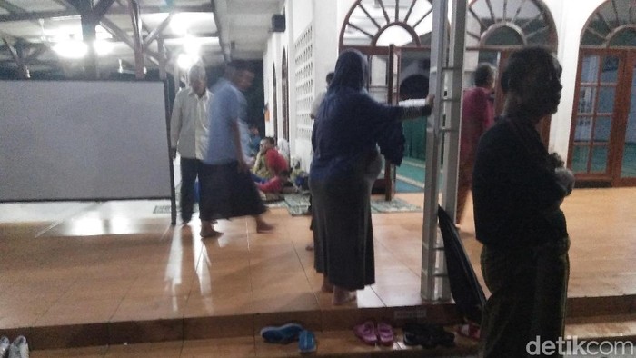 40 Orang Mengungsi Akibat Tanggul Karung Jebol di Jatipadang