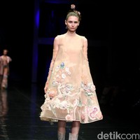 Koleksi terbaru Mel Ahyar yang bertajuk Methapor di LAKME Trend Gala, Ballroom Rizt Calton Pasific Place, Jakarta. Rabu, 18/10/2017. [Foto: Mohammad Abduh/Wolipop]