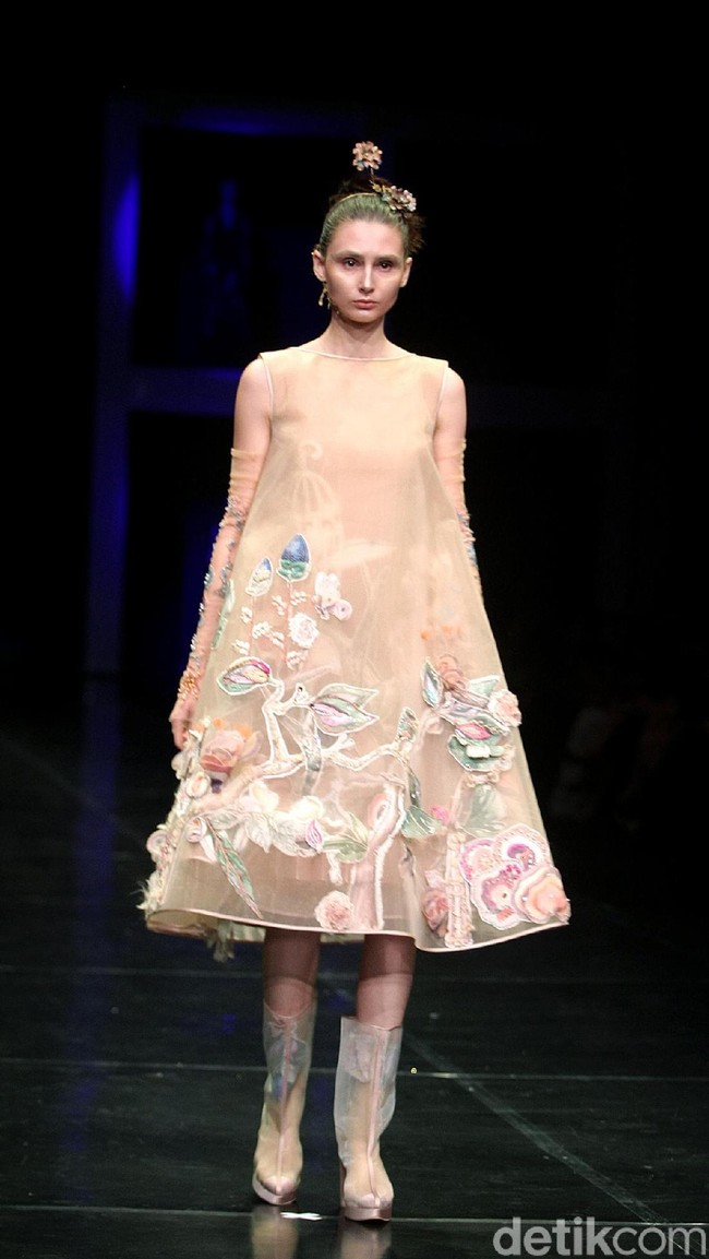 Koleksi terbaru Mel Ahyar yang bertajuk Methapor di LAKME Trend Gala, Ballroom Rizt Calton Pasific Place, Jakarta. Rabu, 18/10/2017. [Foto: Mohammad Abduh/Wolipop]