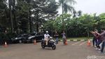 Aksi Jonan Meliuk-liuk Tunggangi Motor Listrik