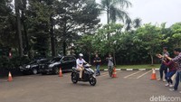 Awak media yang membawa kamera pun kewalahan lantaran harus berlari-lari mengikuti kemana Jonan akan berbelok. Hampir tak ada suara mesin yang terdengar dari motor bermerk Gesits tersebut.