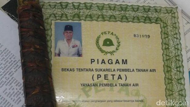 Katana dan piagam PETA atas nama Sayuto.
