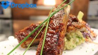Kalau ini menu makananannya. Kelihatan enak ya? Pegawai Dropbox bisa cicip iga babi BBQ dengan salad kentang dan coleslaw. Foto: Istimewa