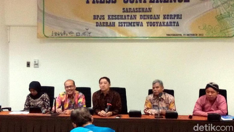 Hoax Penggantian Kartu, Banyak Warga Antre di Kantor BPJS Hoax Penggantian Kartu, Banyak Warga Antre di Kantor BPJS
