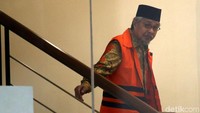 Nur Alam keluar gedung KPK usai menjalani pemeriksaan, Kamis (19/10/2017).