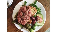 Hampir di setiap restoran di Paris memiliki menu ini. Steak tarte yang terbuat dari daging sapi atau daging kuda cincang ini dimakan mentah. Berani coba? Foto: Istimewa