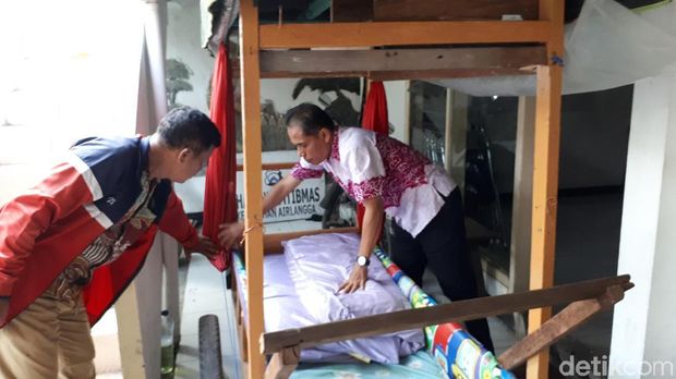 Yanuar dari 'Ambulans' Gerobak Hingga Dibawa Risma ke RS