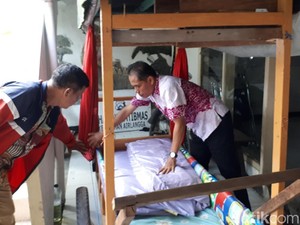 Bawa Anaknya dengan Gerobak ke Surabaya, Tawaran Ambulans Ditolak