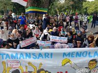 Seluruh warga sudah sepakat menolak penggusuran tersebut lantaran tidak sesuai dengan janji Wali Kota Bandung Ridwan Kamil yang akan membangun kota tanpa menggusur. 