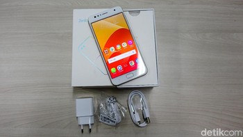 Zenfone 4 Selfie dan Selfie Pro sama-sama punya layar berukuran 5,5 inch. Hanya saja, layar Zenfone 4 Selfie Pro sudah Full HD dan dilapisi Gorilla Glass, sedangkan Zenfone 4 Selfie hanya HD. Foto: Muhammad Alif Goenawan/detikINET