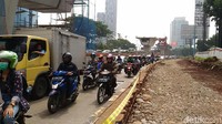 Rata-rata selesai sekitar 65 persen, sementara waktu yang tertinggal hanya November dan Desember. Dan proyek ini sudah jalan sejak tahun lalu, sudah setahun lebih. Kalau di dalam kontrak selesai 15 Desember, ujar Gubernur DKI Jakarta Anies Baswedan di Balai Kota, Jalan Medan Merdeka Selatan, Jakarta Pusat, Rabu (18/10/2017). Foto: Samsudhuha Wildansyah/ detikcom