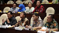 Jamintel Kejagung, Adi Toegarisman, Dirjen Politik dan Pemerintahan Umum Kemendagri Soedarmo, Irjen Raja Erizman dari Polri dan Letnan Jenderal TNI Dodi Wijanarko dari TNI mengikuti rapat dengar pendapat dengan Komisi II DPR di gedung DPR, Senayan, Jakarta, Kamis (19/10/2017).