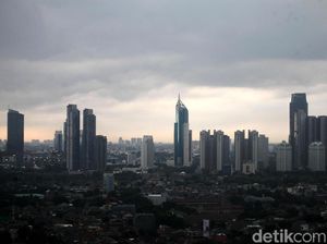 Awan Hitam Payungi Jakarta
