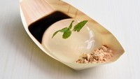 Dessert mirip tetesan air ini populer di New York dan Singapura. Dessert lembut ini disajikan dengan sirup brown sugar dan bubuk kedelai panggang. Foto: Istimewa