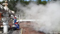 Pekerja melakukan pengecekan sumur KMJ-51 di Pertamina Geothermal Energy (PGE) Area Kamojang, Kabupaten Bandung, Jawa Barat, Rabu (18/10/2017).
