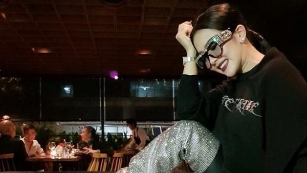 Gaya Mahal Syahrini, Bootsnya Aja Rp 130 Juta Guys!