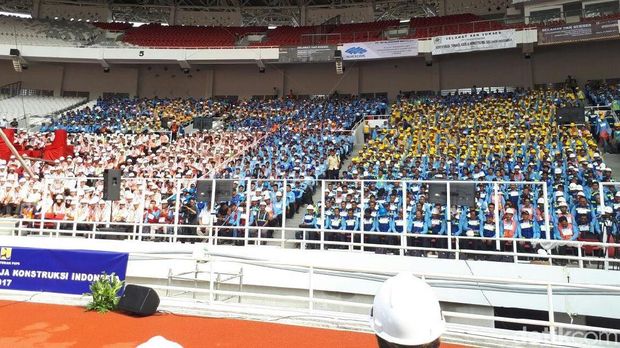 Jokowi Temui Ribuan Kuli Bangunan di GBK