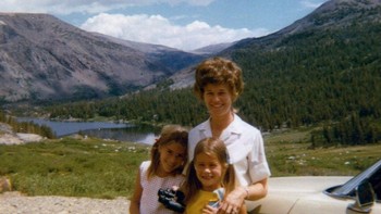 Melinda saat kecil bersama saudara perempuan dan ibunya. Dia adalah anak kedua dari empat bersaudara dan dibesarkan di Dallas. Foto: Facebook