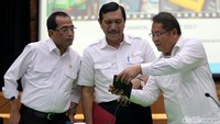 Tiga menteri Jokowi itu kompak mengenakan kemeja warna putih saat mengumumkan aturan baru soal taksi online.