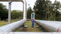 Pekerja mengecek pipa saluran PLTP Kamojang.