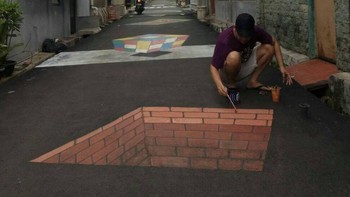 Untuk satu gambar mereka bisa menghabiskan waktu 6 jam atau bisa lebih cepat tergantung tingkat kesulitannya. Bahan yang mereka gunakan hanyalah cat tembok dan picmen (biang cat).  (Foto: Dok. Muhammad Alam)